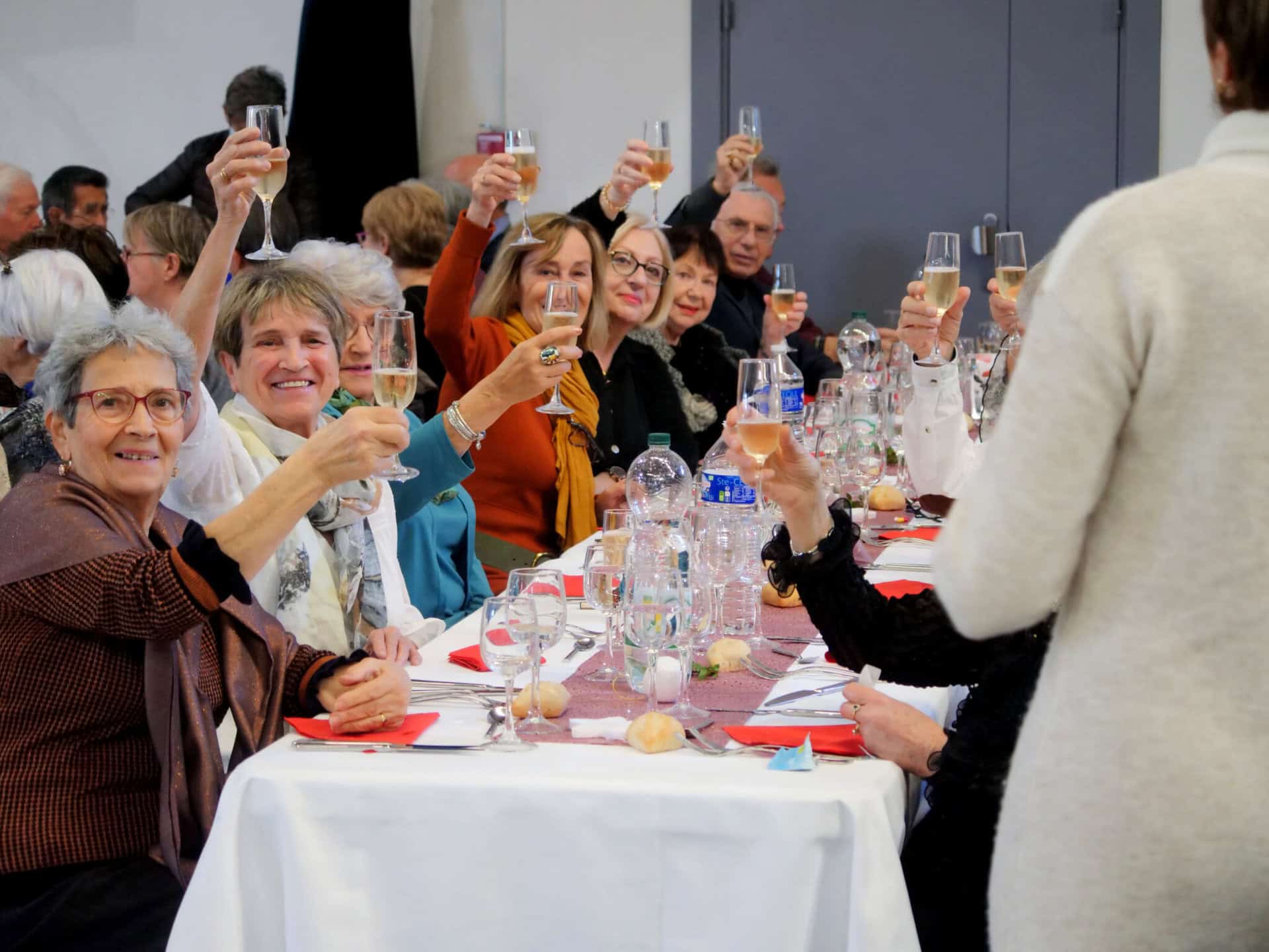 Banquet de Noël des séniors à Juvignac, convives levant leurs verres